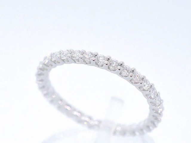 Witgouden alliance ring met briljant geslepen diamant - afbeelding 4 van  10
