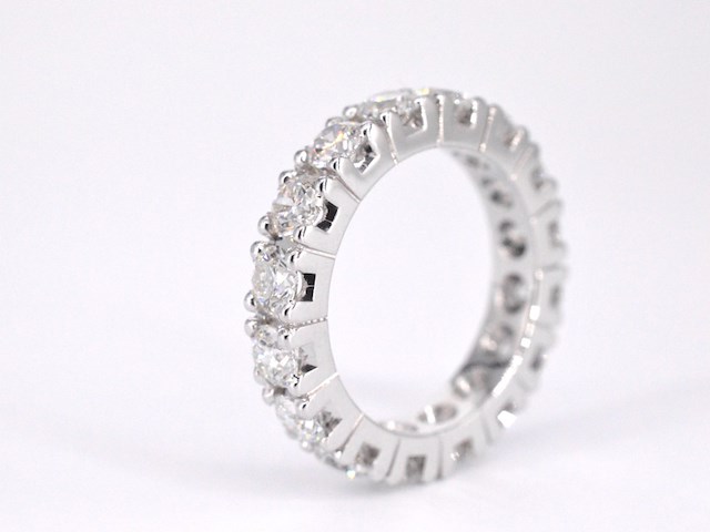 Witgouden alliance ring met diamanten - afbeelding 6 van  11