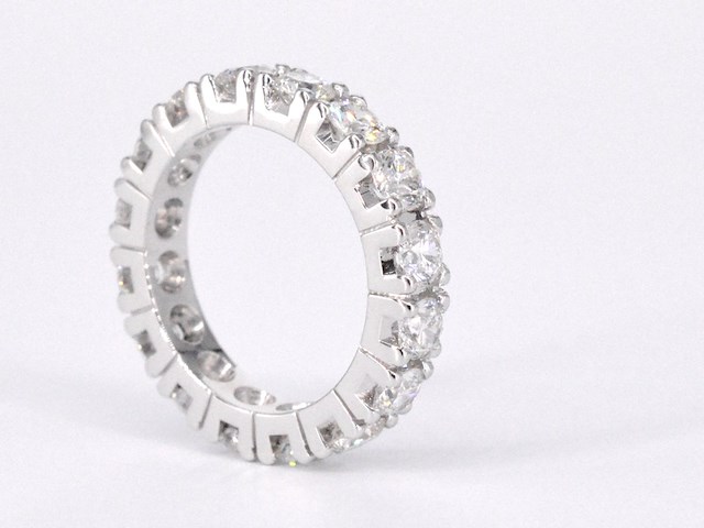 Witgouden alliance ring met diamanten - afbeelding 7 van  11