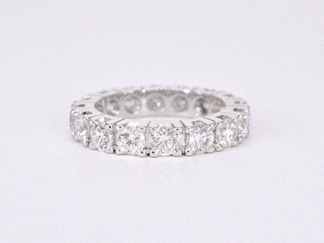 Witgouden alliance ring met diamanten - afbeelding 8 van  11