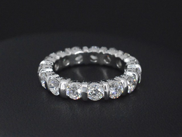 Witgouden alliance ring met diamanten - afbeelding 2 van  6