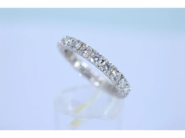 Witgouden alliance ring met diamanten - afbeelding 3 van  7