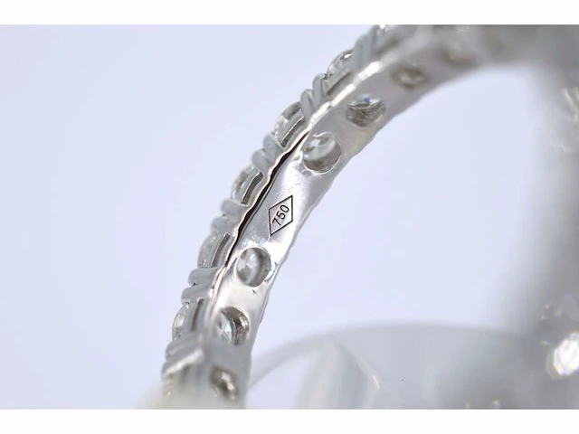 Witgouden alliance ring met diamanten - afbeelding 5 van  7