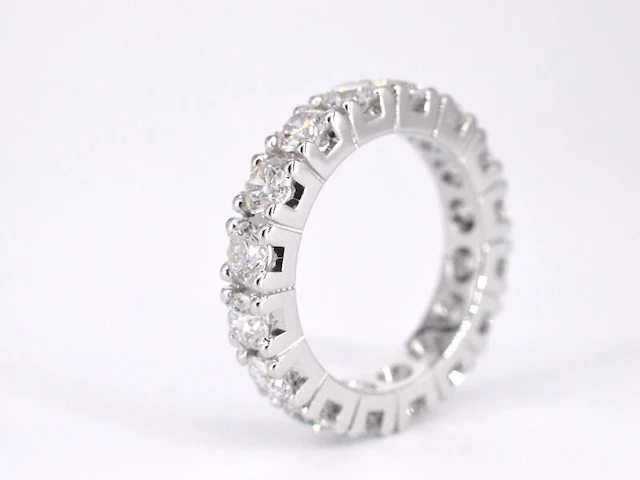 Witgouden alliance ring met diamanten - afbeelding 6 van  11