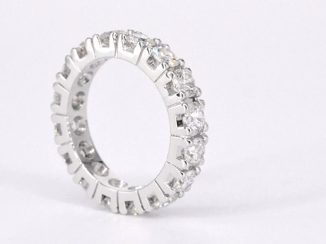 Witgouden alliance ring met diamanten - afbeelding 7 van  11