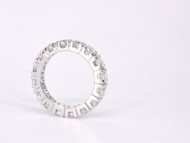 Witgouden alliance ring met diamanten - afbeelding 9 van  11