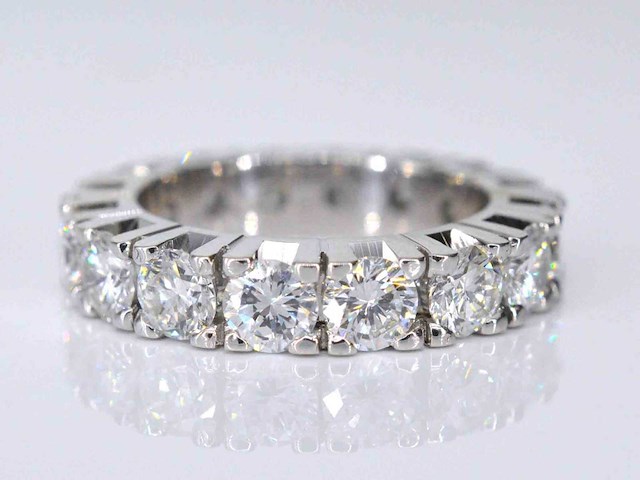 Witgouden alliance ring met grote diamanten - afbeelding 1 van  6