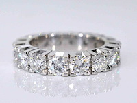 Witgouden alliance ring met grote diamanten