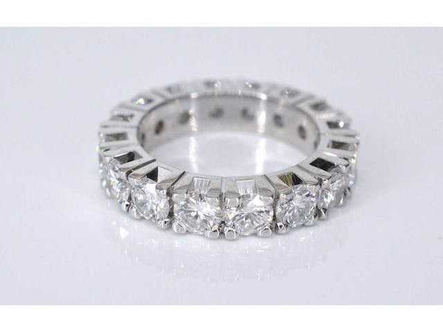 Witgouden alliance ring met grote diamanten - afbeelding 6 van  6