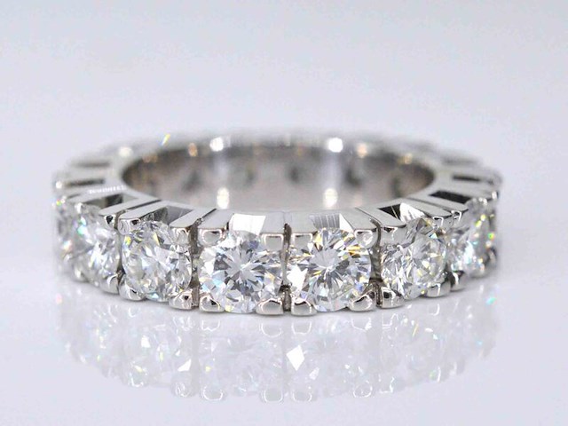 Witgouden alliance ring met grote diamanten - afbeelding 1 van  7