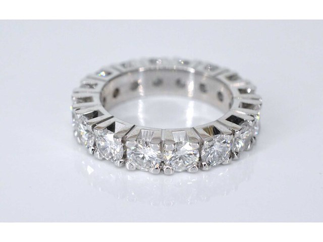 Witgouden alliance ring met grote diamanten - afbeelding 5 van  7