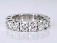 Witgouden alliance ring met grote diamanten