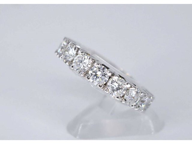 Witgouden alliance ring met grote diamanten - afbeelding 4 van  7