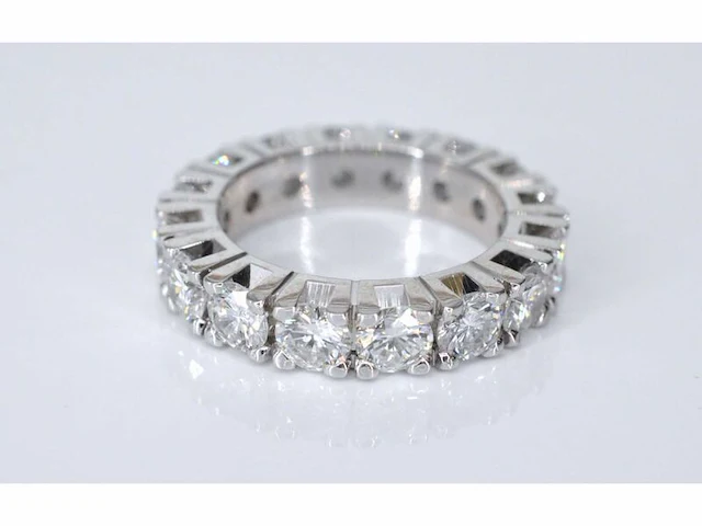 Witgouden alliance ring met grote diamanten - afbeelding 5 van  7