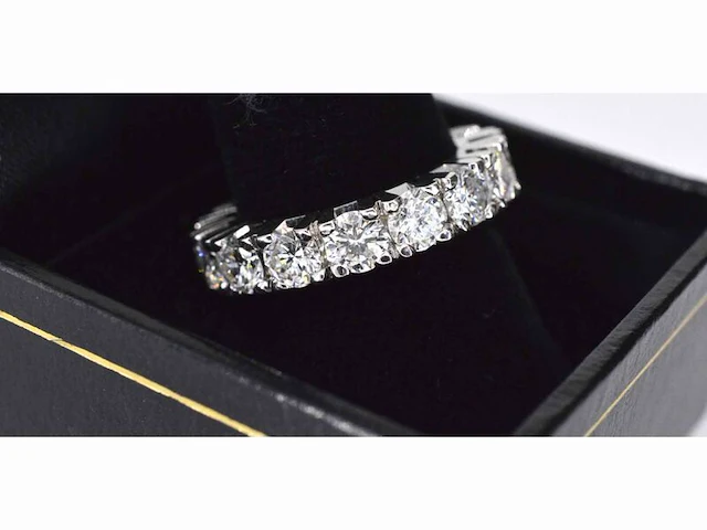 Witgouden alliance ring met grote diamanten - afbeelding 3 van  7