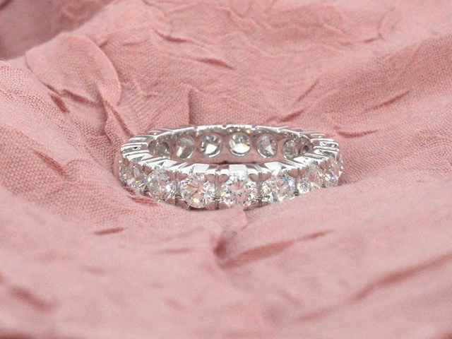 Witgouden alliance ring met natuurlijke diamanten - afbeelding 1 van  11