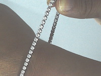 Witgouden armband met briljant geslepen diamanten en een onzichtbare sluiting - afbeelding 7 van  9