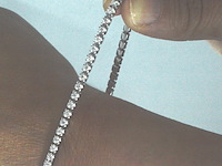 Witgouden armband met briljant geslepen diamanten en een onzichtbare sluiting - afbeelding 7 van  7