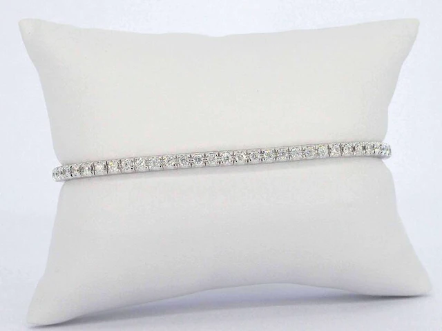 Witgouden armband met briljant geslepen diamanten en een onzichtbare sluiting - afbeelding 4 van  9
