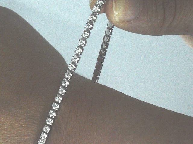 Witgouden armband met briljant geslepen diamanten en een onzichtbare sluiting - afbeelding 7 van  9