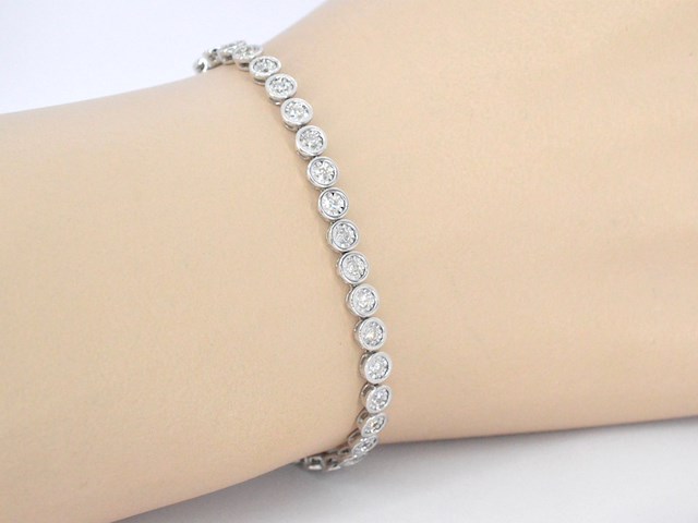 Witgouden armband vol met diamanten gezet - afbeelding 2 van  9