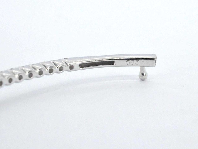 Witgouden bangle armband met briljant diamanten - afbeelding 2 van  2