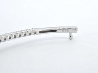Witgouden bangle armband met briljant diamanten - afbeelding 2 van  2
