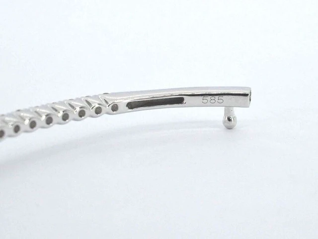 Witgouden bangle armband met natuurlijke briljant geslepen diamanten - afbeelding 9 van  10