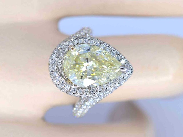 Witgouden bijzondere diamanten ring met een pear shape diamant van 3.00 carat - afbeelding 2 van  6
