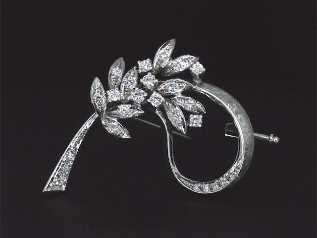 Witgouden broche met diamanten - afbeelding 1 van  6