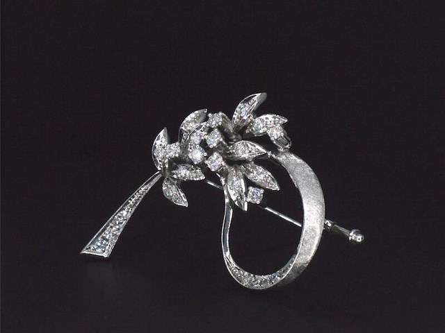 Witgouden broche met diamanten - afbeelding 2 van  6