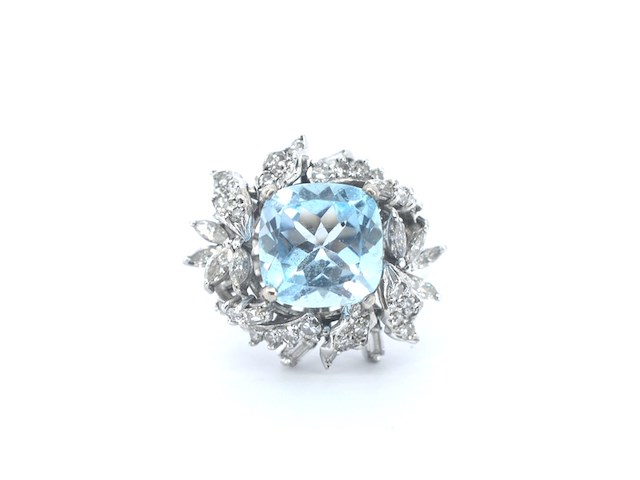 Witgouden cocktail ring met een blauwe topaas - afbeelding 1 van  8