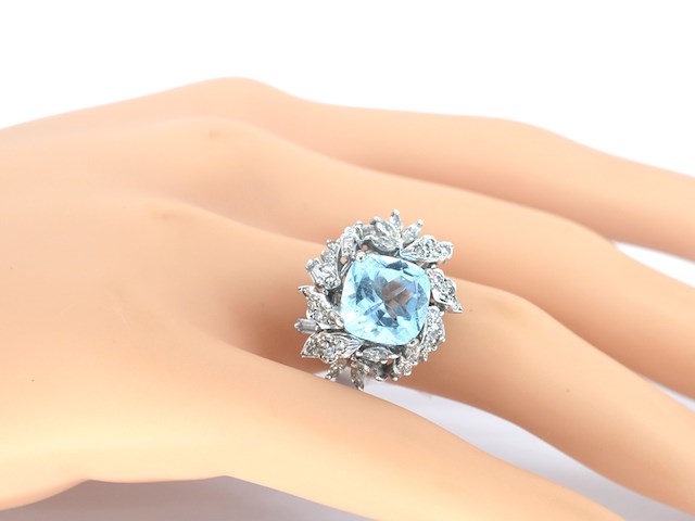 Witgouden cocktail ring met een blauwe topaas - afbeelding 2 van  8