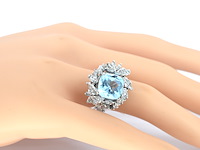 Witgouden cocktail ring met een blauwe topaas - afbeelding 2 van  8