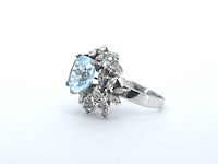 Witgouden cocktail ring met een blauwe topaas - afbeelding 3 van  8