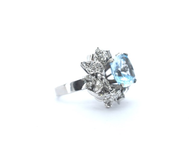 Witgouden cocktail ring met een blauwe topaas - afbeelding 4 van  8