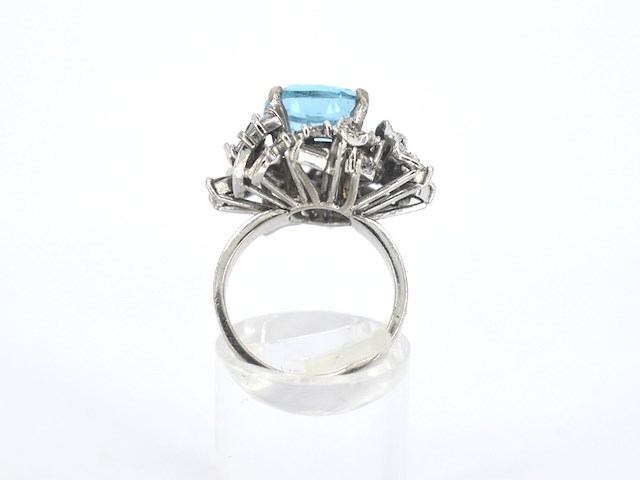 Witgouden cocktail ring met een blauwe topaas - afbeelding 6 van  8