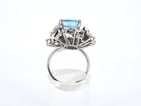 Witgouden cocktail ring met een blauwe topaas - afbeelding 6 van  8