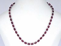 Witgouden collier met diamanten en robijn