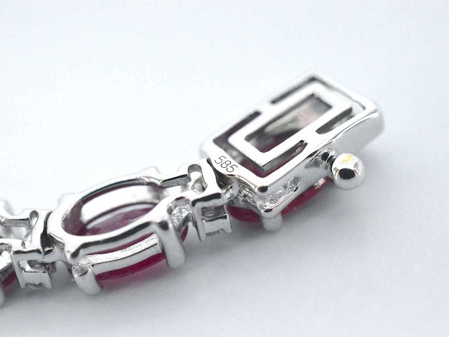 Witgouden collier met diamanten en robijn - afbeelding 9 van  9