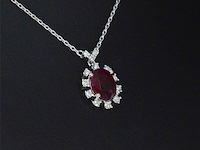 Witgouden collier met diamanten en robijn