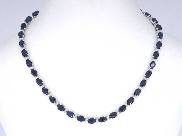 Witgouden collier met diamanten en saffier - afbeelding 1 van  10