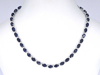 Witgouden collier met diamanten en saffier