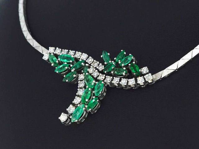Witgouden collier met diamanten en smaragden - afbeelding 3 van  9