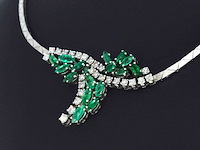 Witgouden collier met diamanten en smaragden - afbeelding 3 van  9