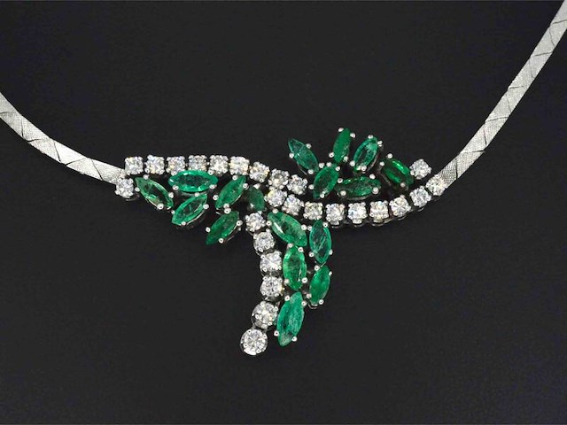 Witgouden collier met diamanten en smaragden - afbeelding 6 van  9