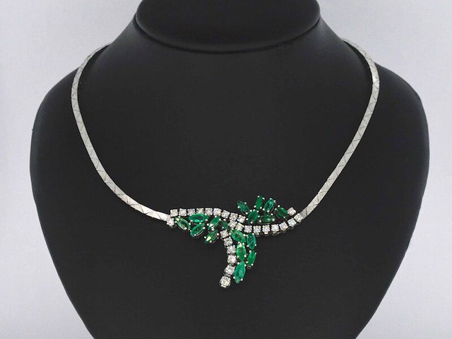 Witgouden collier met diamanten en smaragden - afbeelding 2 van  7