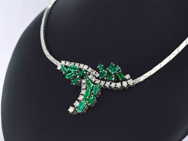Witgouden collier met diamanten en smaragden - afbeelding 1 van  7