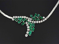 Witgouden collier met diamanten en smaragden - afbeelding 6 van  7