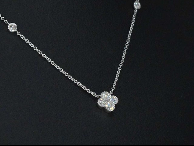 Witgouden collier met diamanten hanger klaver vier - afbeelding 1 van  7